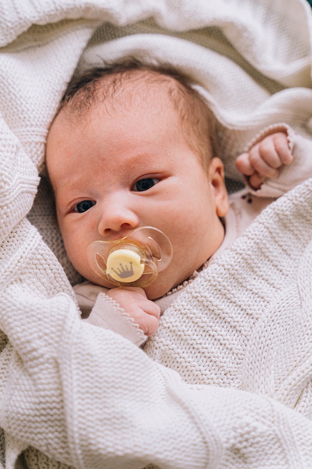 Moro-Reflex beim Baby - was tun?